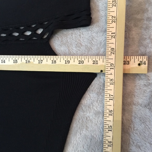 Exquisite Cache Cut Out Off Shoulder Top - Picture 6 of 6